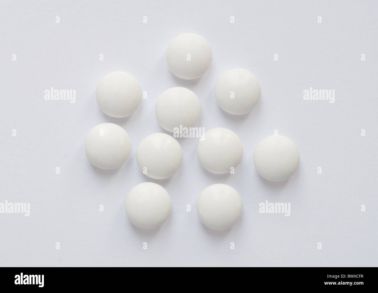 Weißen Pillen auf weißem Hintergrund Stockfoto