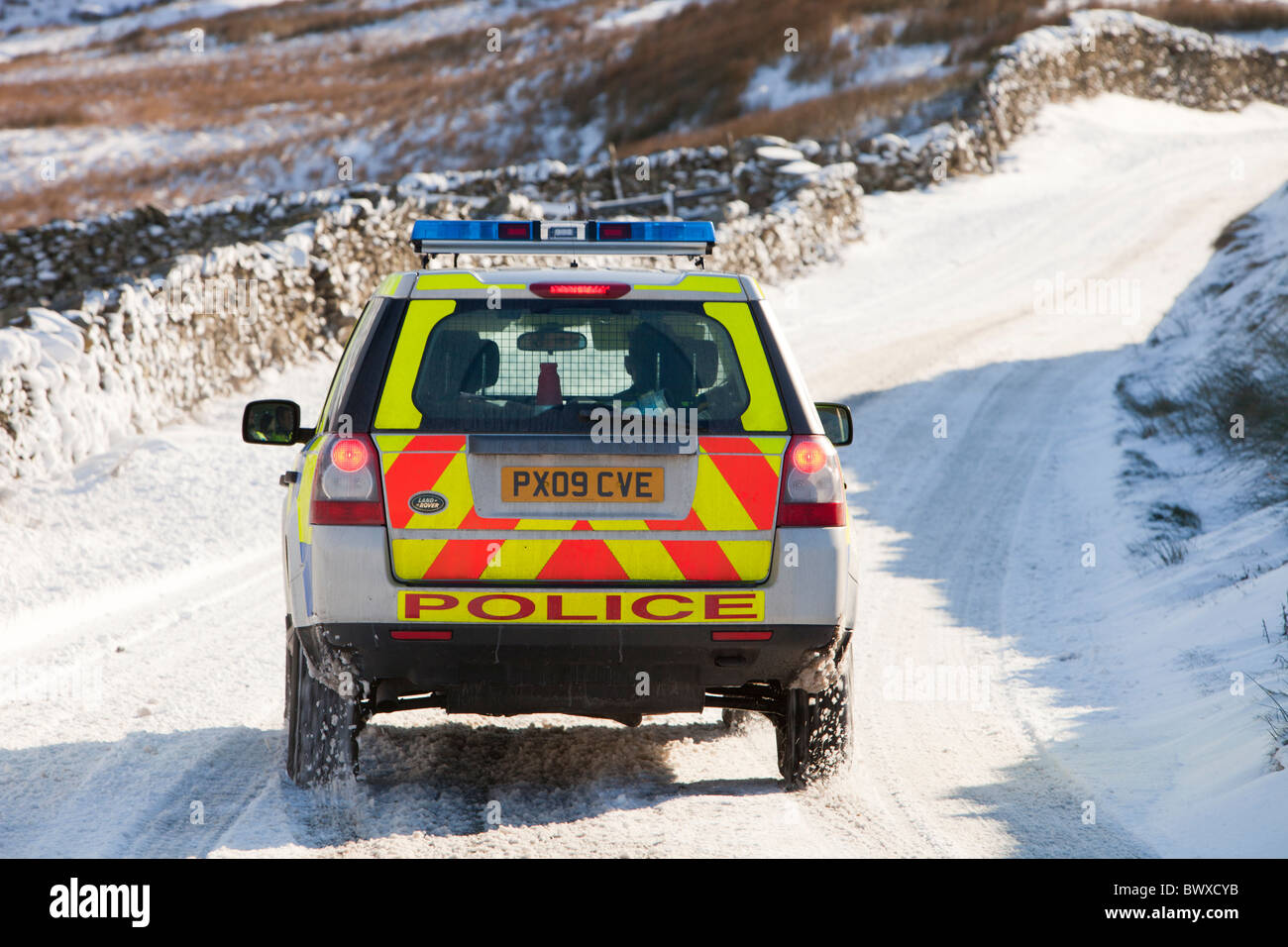 Ein Polizei vier Rad-Antrieb auf Kirkstone Pass in Schneeverhältnissen, Lake District, Großbritannien. Stockfoto