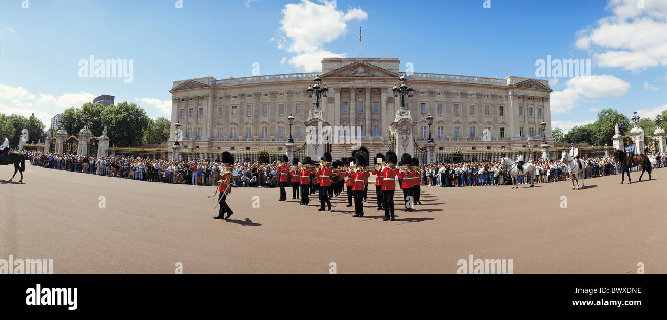außerhalb Buckingham Palace England Großbritannien Europa London Militärparade, die königlichen Lebens Uniformen zu schützen Stockfoto