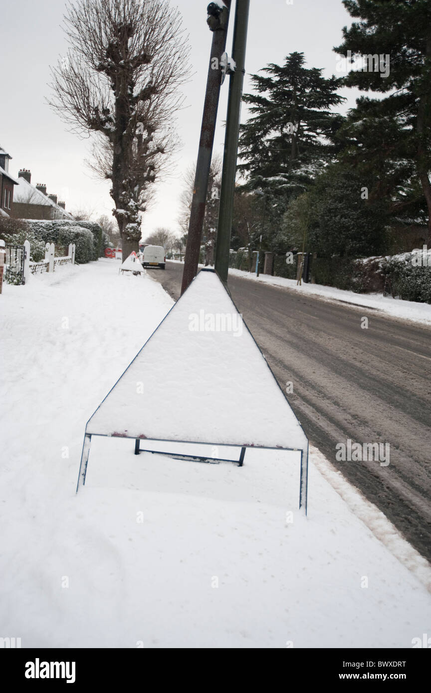 Schnee bedeckt, Warnzeichen und Straßenbau Stockfoto
