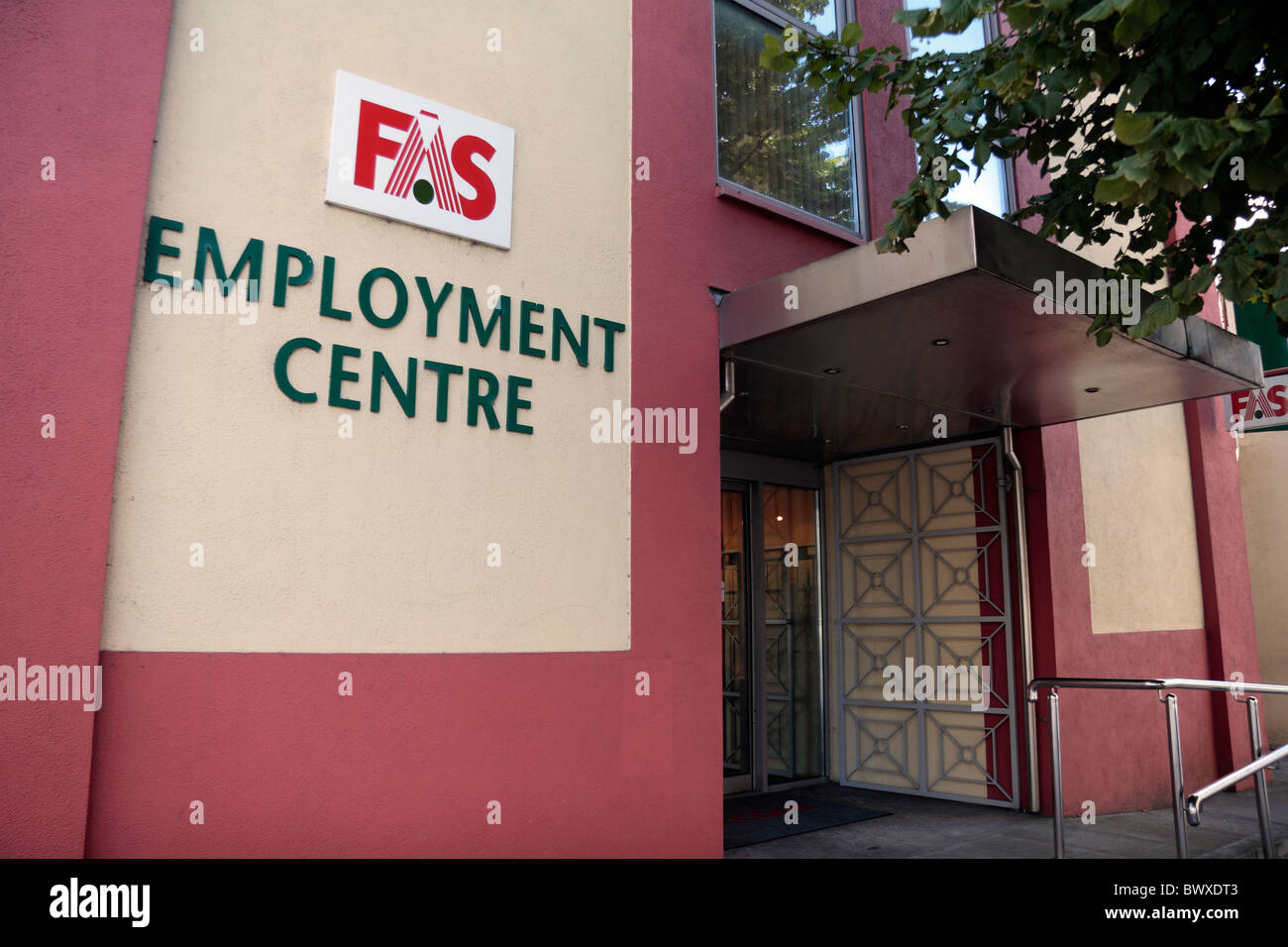 Eintritt in den irischen FAS Arbeitsamt in Waterford Stadt, Co Waterford, Irland (Eire). Stockfoto