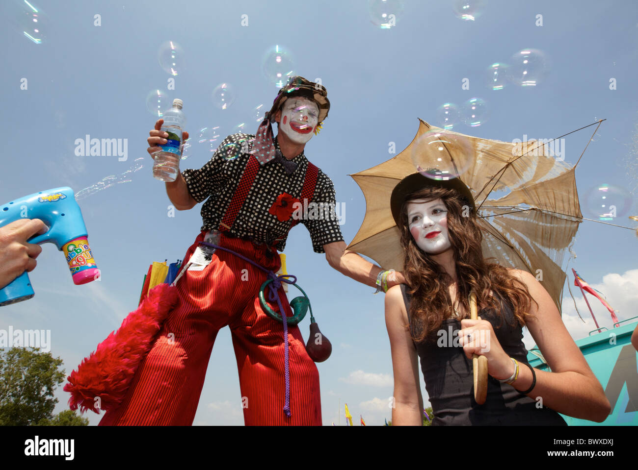 Stiltwalker Seifenblasen beim Glastonbury Festival Somerset UK Europe Stockfoto