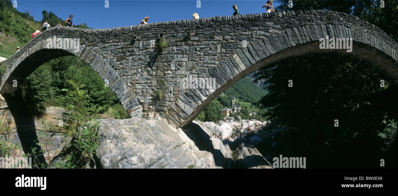 Baden Baden Felsen Klippen Fluss Fluss Lavertezzo Kirchenleute Schweiz Europa Steinbrücke Ticino Stockfoto