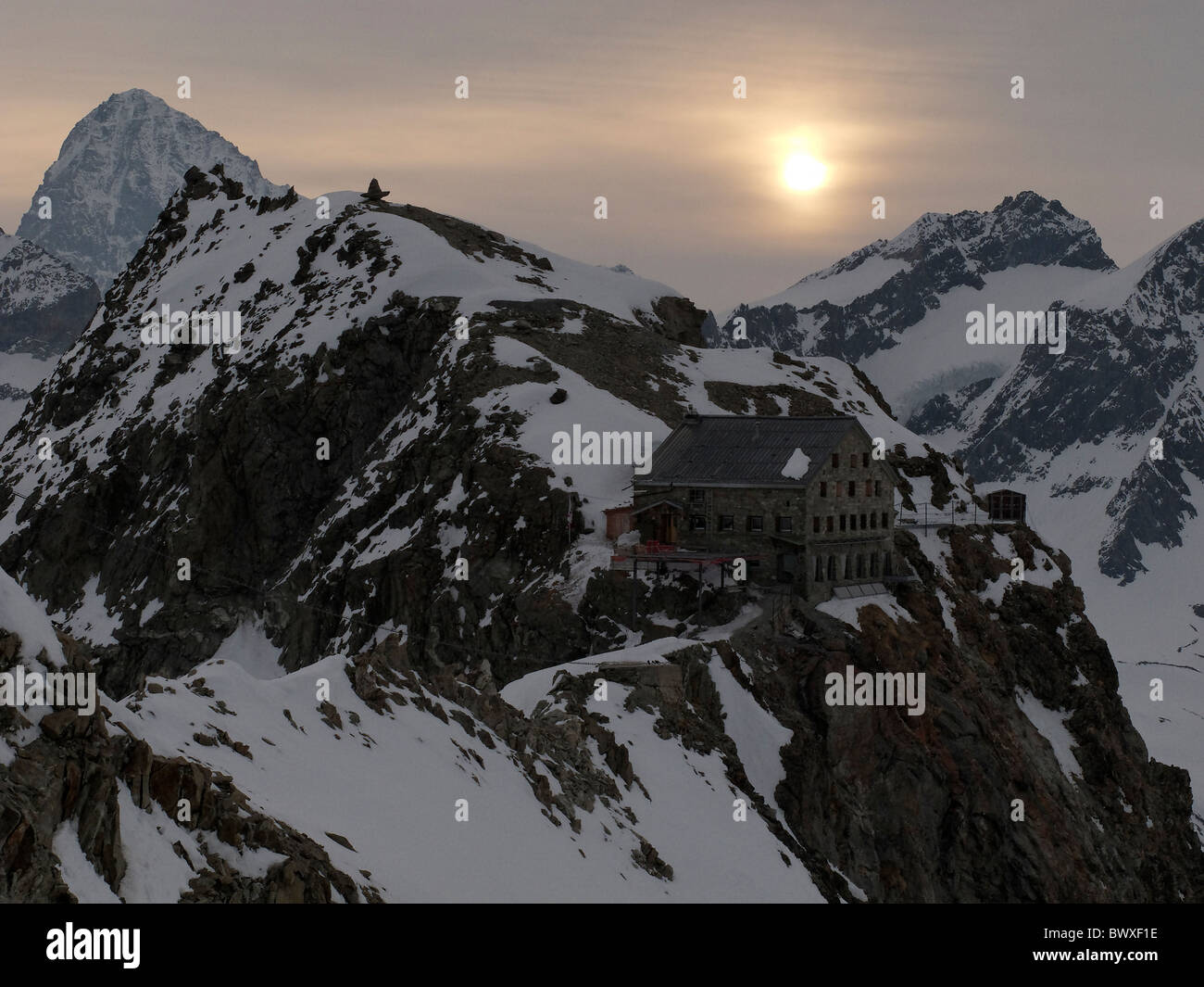 Cabane des Vignettes und die Dent Blanche bei Sonnenaufgang im Winter, Schweiz. Stockfoto
