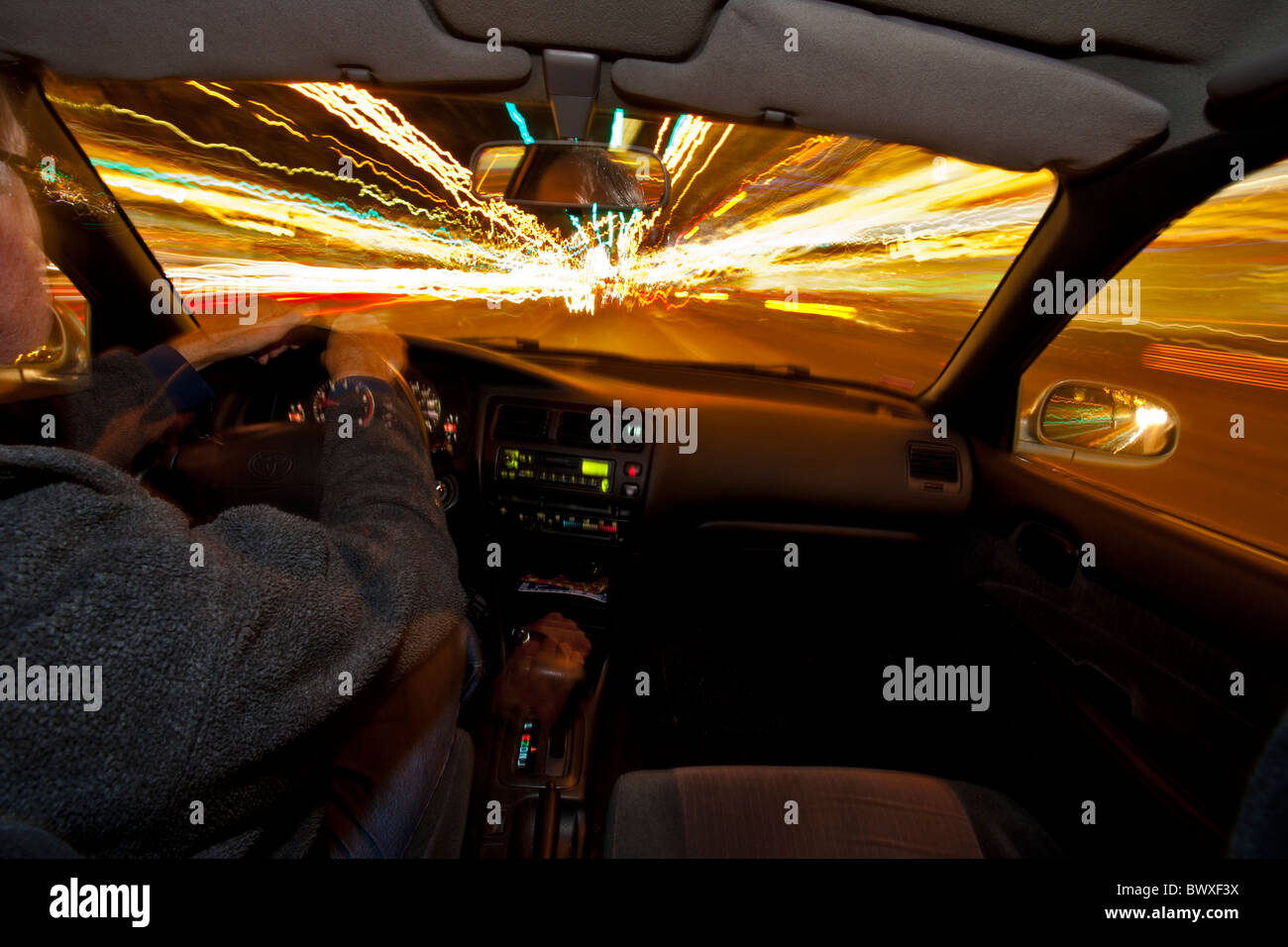 Blick vom Auto fahren bei Nacht-Victoria, British Columbia, Canada. Stockfoto