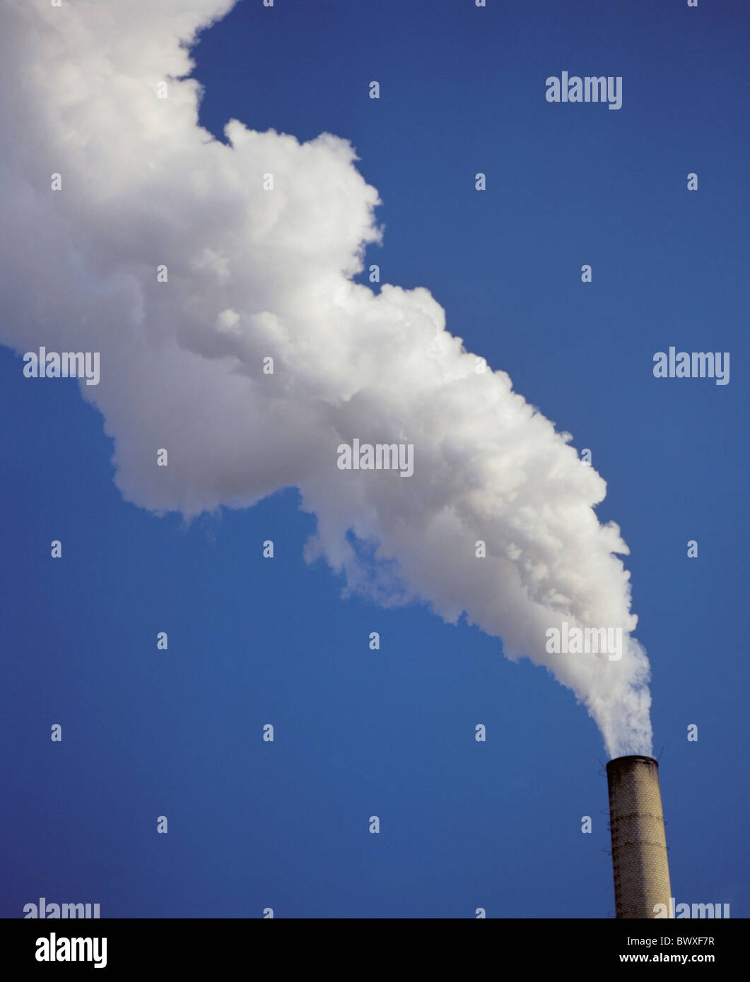 Umgebung Luftverschmutzung Fabrik Schornstein Kamin Steam Cloud Schornstein  Rauch Dampf Dampf Himmel Industrie soi Stockfotografie - Alamy