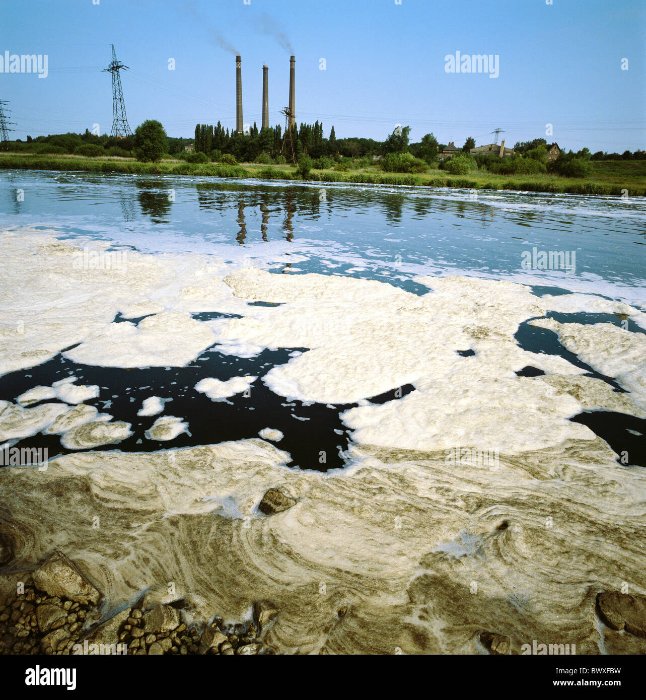 Deutschland Europa Umwelt veraltet veraltete industrielle Anordnung Wasser Verschmutzung Fabrik Fluss Fluss de Stockfoto