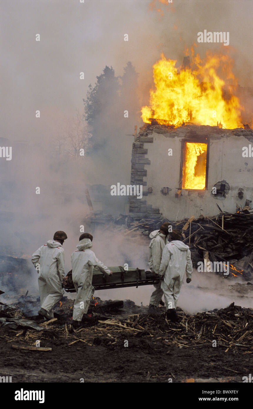Zivilschutz Schweiz Europa üben Übung brennen Haus Hause Rettungsarbeiten Stockfoto