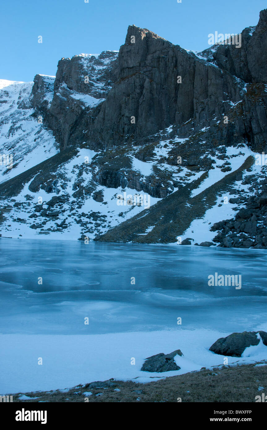 Eine gefrorene Llyn d'your Arddu und Clogwyn d'your Arddu im Winter, Snowdonia Stockfoto