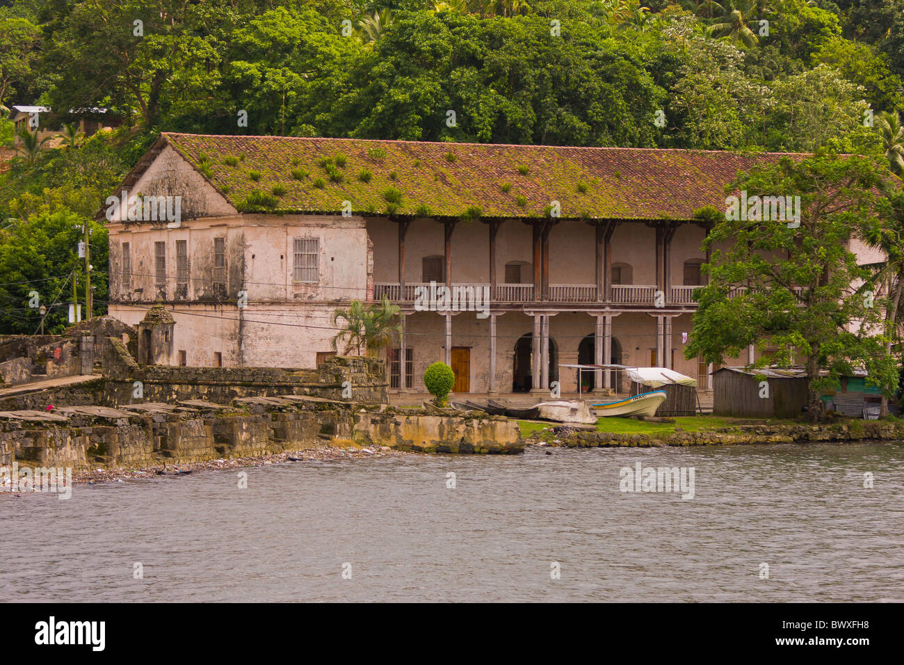 PORTOBELO, PANAMA - Stadt Halle am Wasser. Stockfoto