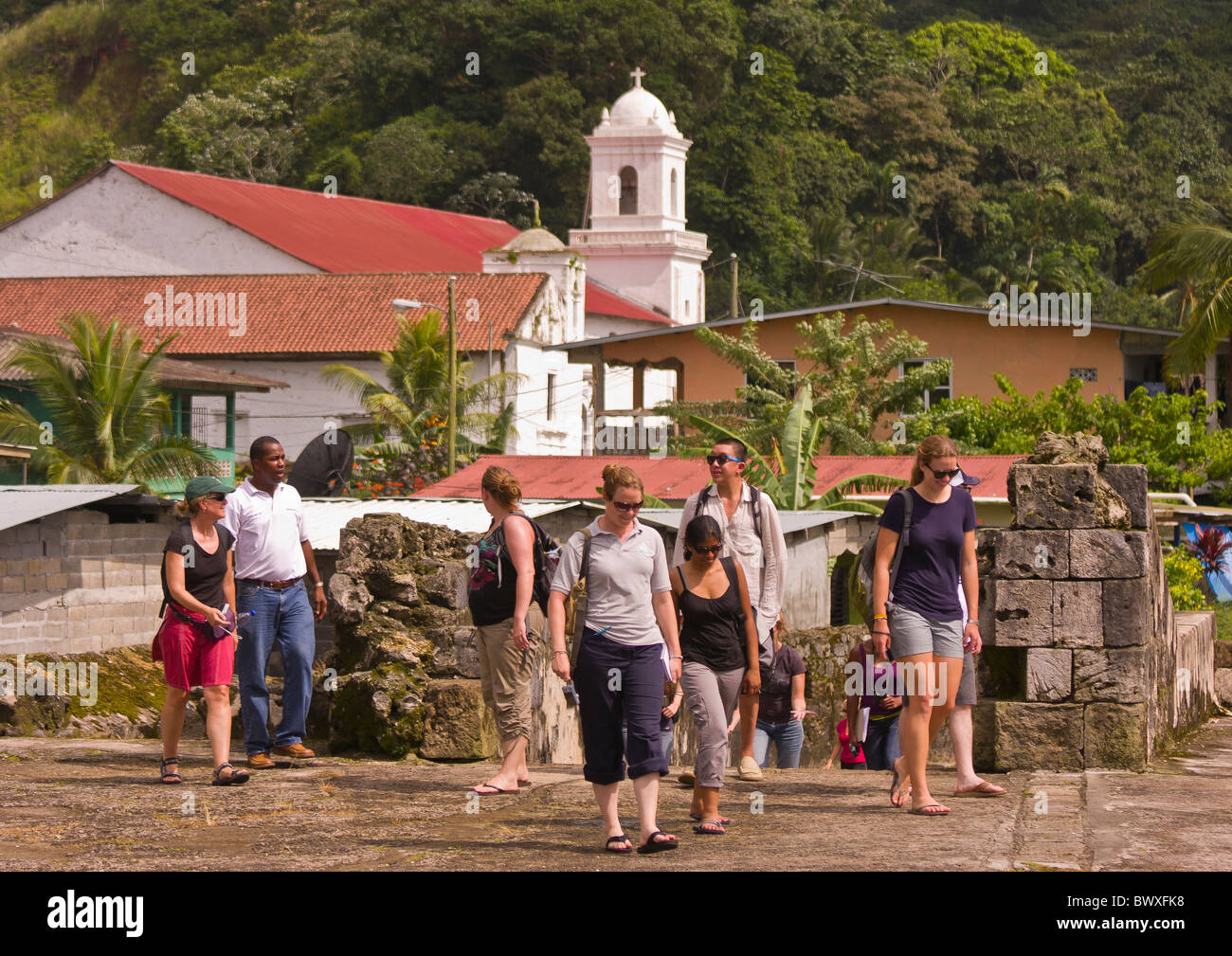 PORTOBELO, PANAMA - Touristen Besuch Fort von Jeronimo. Stockfoto