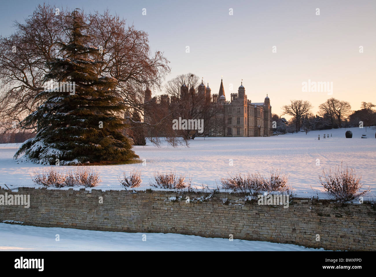 Burghley Haus umgeben von Schnee. Stockfoto