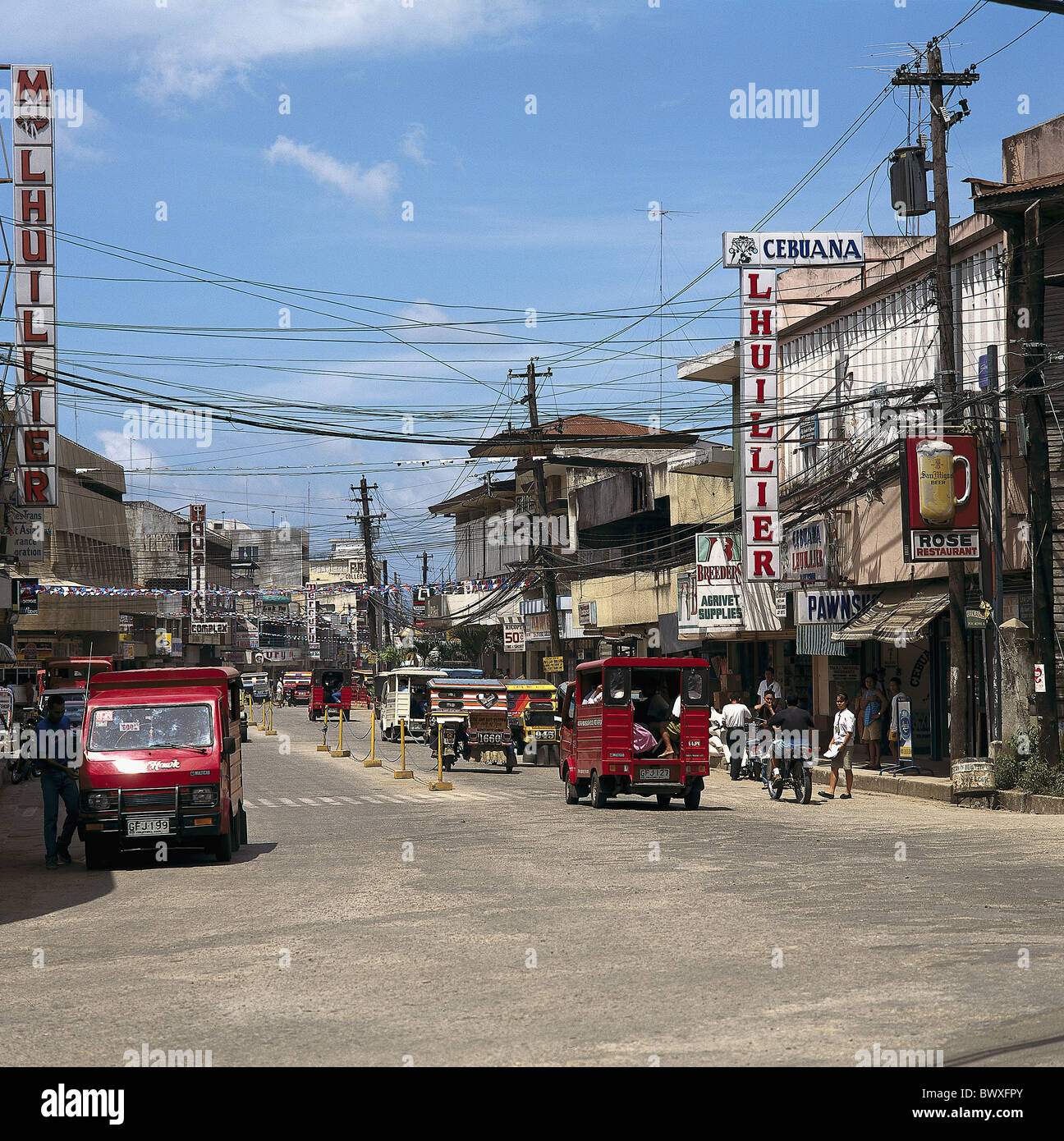 Bohol Island Insel Drähte Anhänger Flaggen hängen Philippinen Asien Straße Tagbilaran Trishaw Kfz-Verkehr Stockfoto