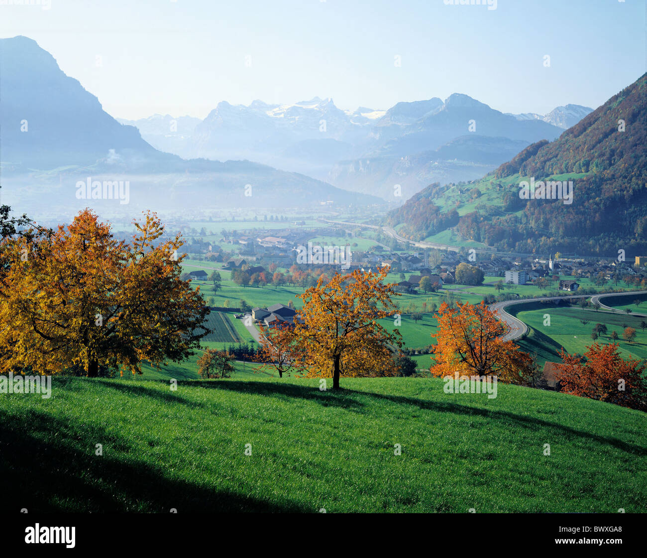 Landschaft im Herbst zentrale Schweiz Berg Panorama Berge Ibach Schweiz  Europa Schwyz Seewen vall Stockfotografie - Alamy