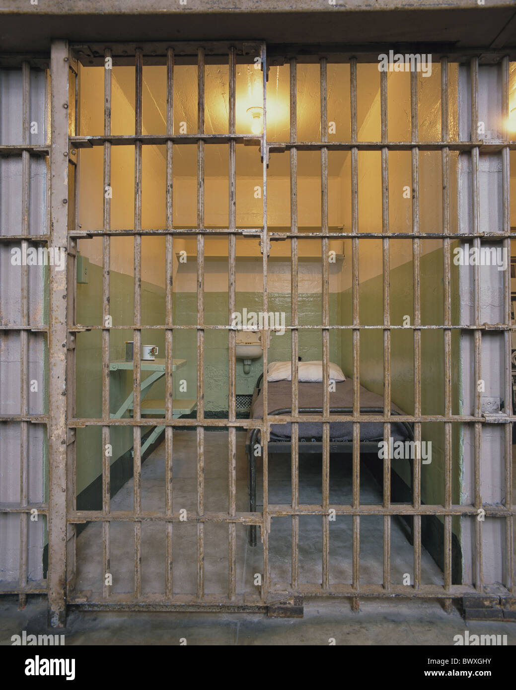 Gefängnis Alcatraz Gefängnis in Zelle Gitter Ausrüstung Institution Lampe San Francisco USA Stockfoto