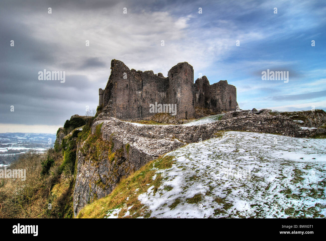 Position Cennen Castle in Trapp ordentlich Llandeilo. Gelegen auf einem Felsen 300ft über ein enges Tal auf der einen Seite. Stockfoto