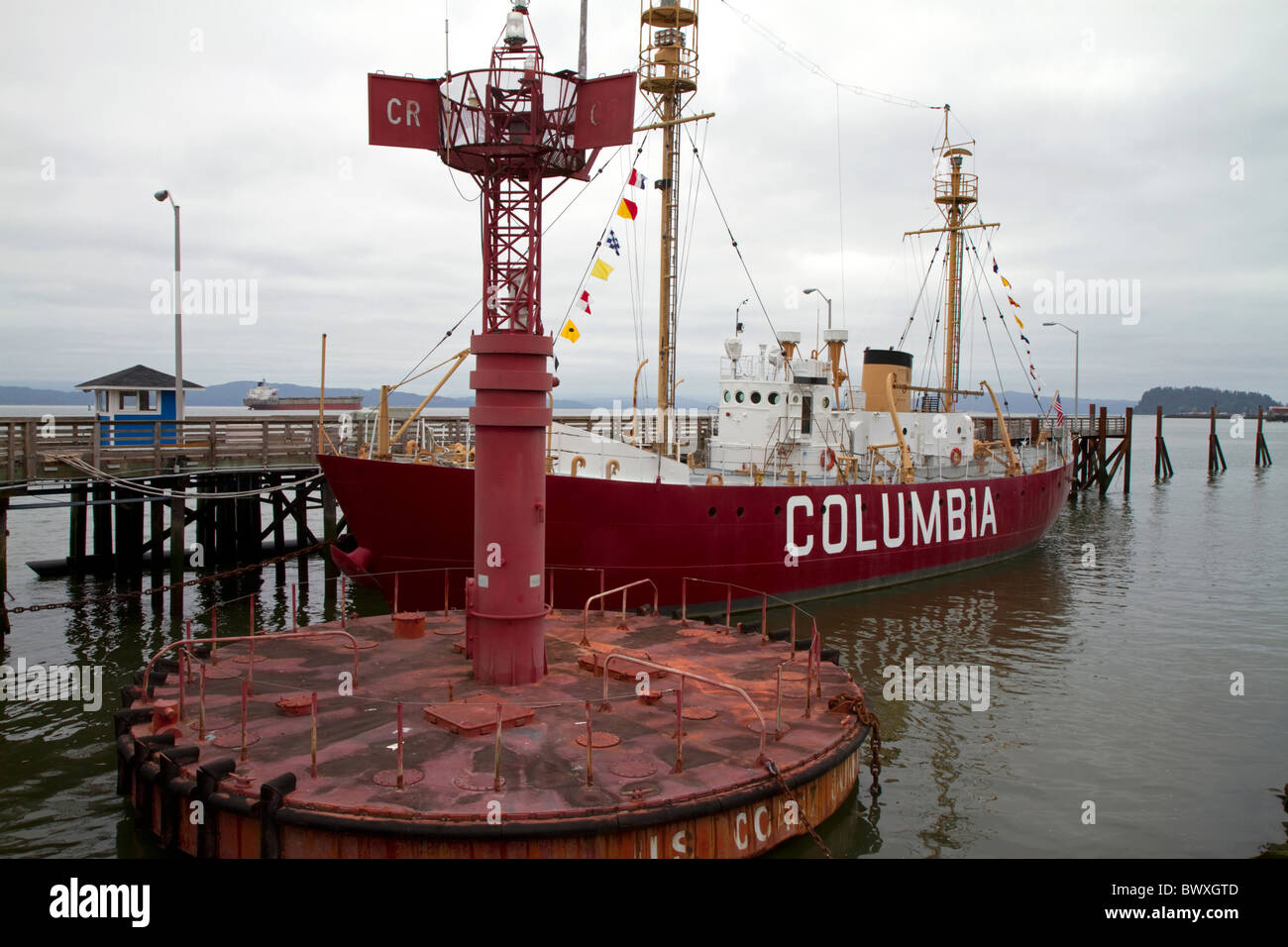Vereinigten Staaten Feuerschiff Columbia (WLV-604) Museumsschiff liegt am Columbia River Maritime Museum in Astoria, Oregon, USA. Stockfoto