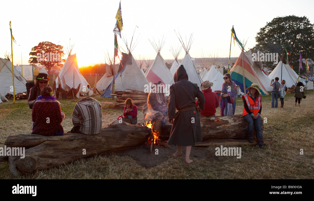Leute sitzen um ein Feuer beim Glastonbury Festival Somerset UK Europe Stockfoto