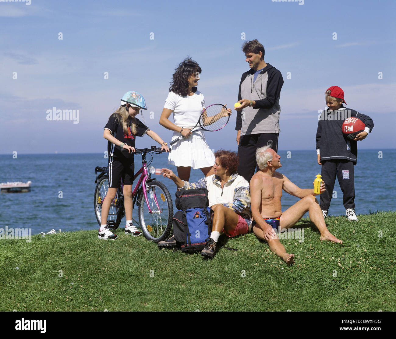 verschiedene Vereschieden-Sport-Generationen schwimmen Auftrieb Street Ball Tennis sport Fahrrad zu Fuß hiki Stockfoto