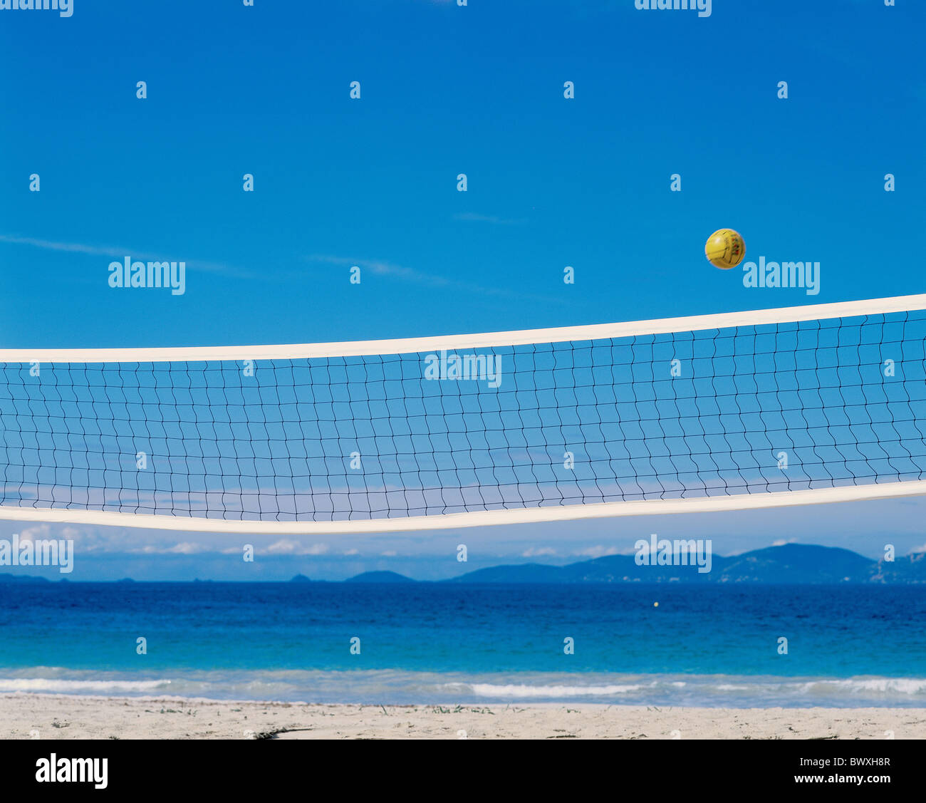 Sport-Volleyball net Ball Strand Küste Meer Frankreich Europa Korsika Stockfoto