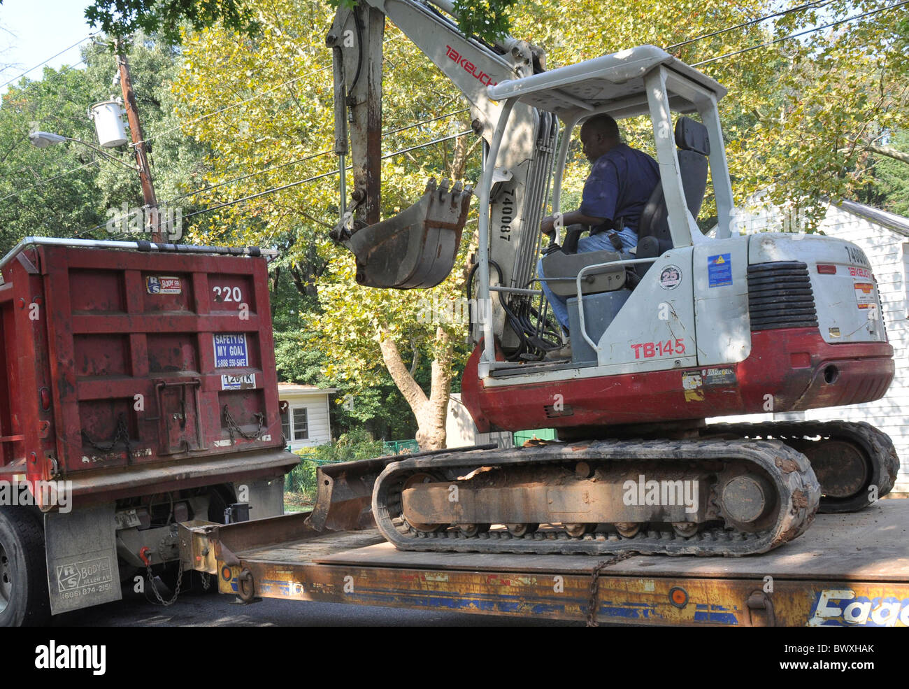 Man Betrieb einen front-End-Loader in Greenbelt, Maryland Stockfoto