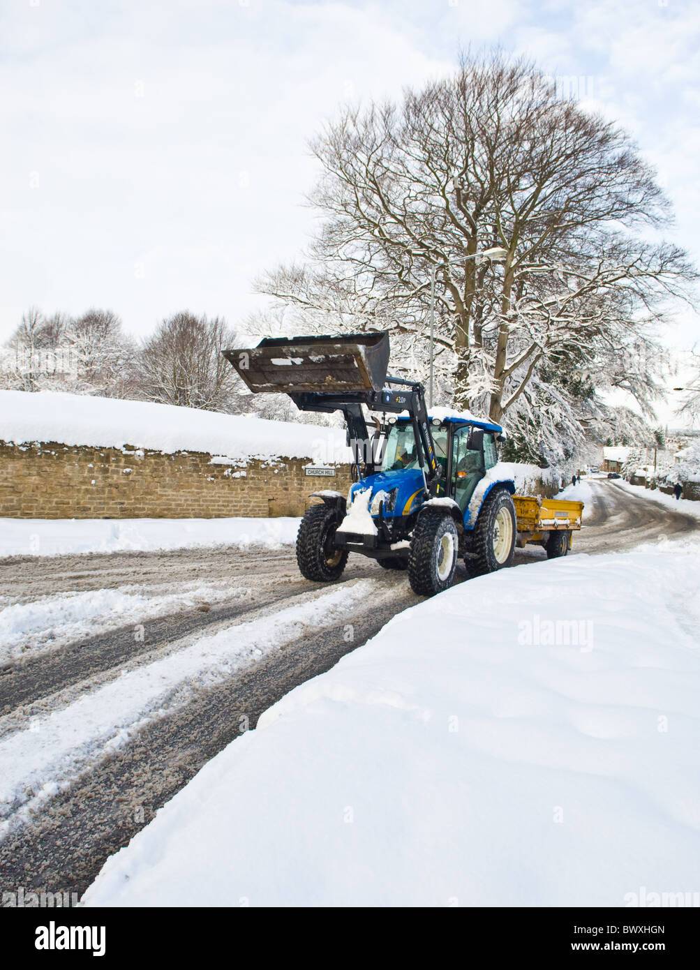 Vier Rädern Traktor angeheuert, die vom Gemeinderat zu helfen Korn und Schneeräumen von Ortsstraßen in Nottinghamshire, England Stockfoto