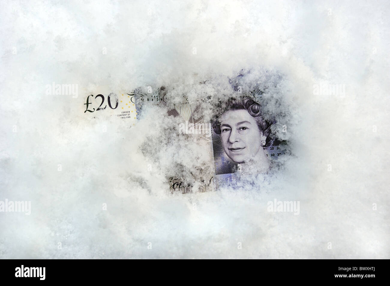 BRITISCHE 20-PFUND-NOTE IN SCHNEE UND EIS WIEDER WINTER KRAFTSTOFF ZAHLUNGEN SPAREN GELD GELD INVESTITIONEN HYPOTHEKEN ETC. Stockfoto