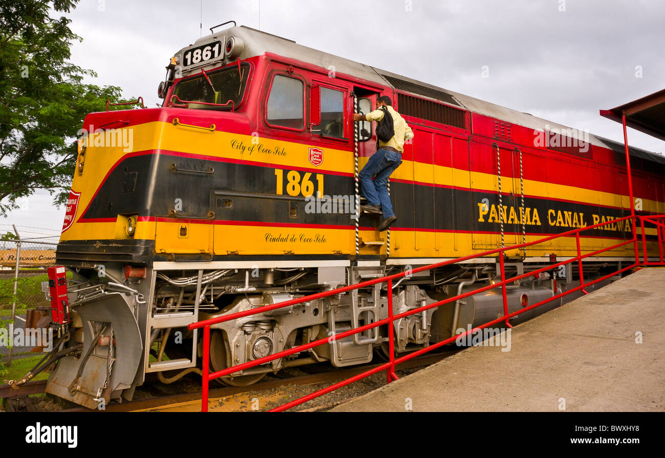 PANAMA CITY, PANAMA-Mann betritt Kabine des Zuges, Panama Canal Railroad. Stockfoto