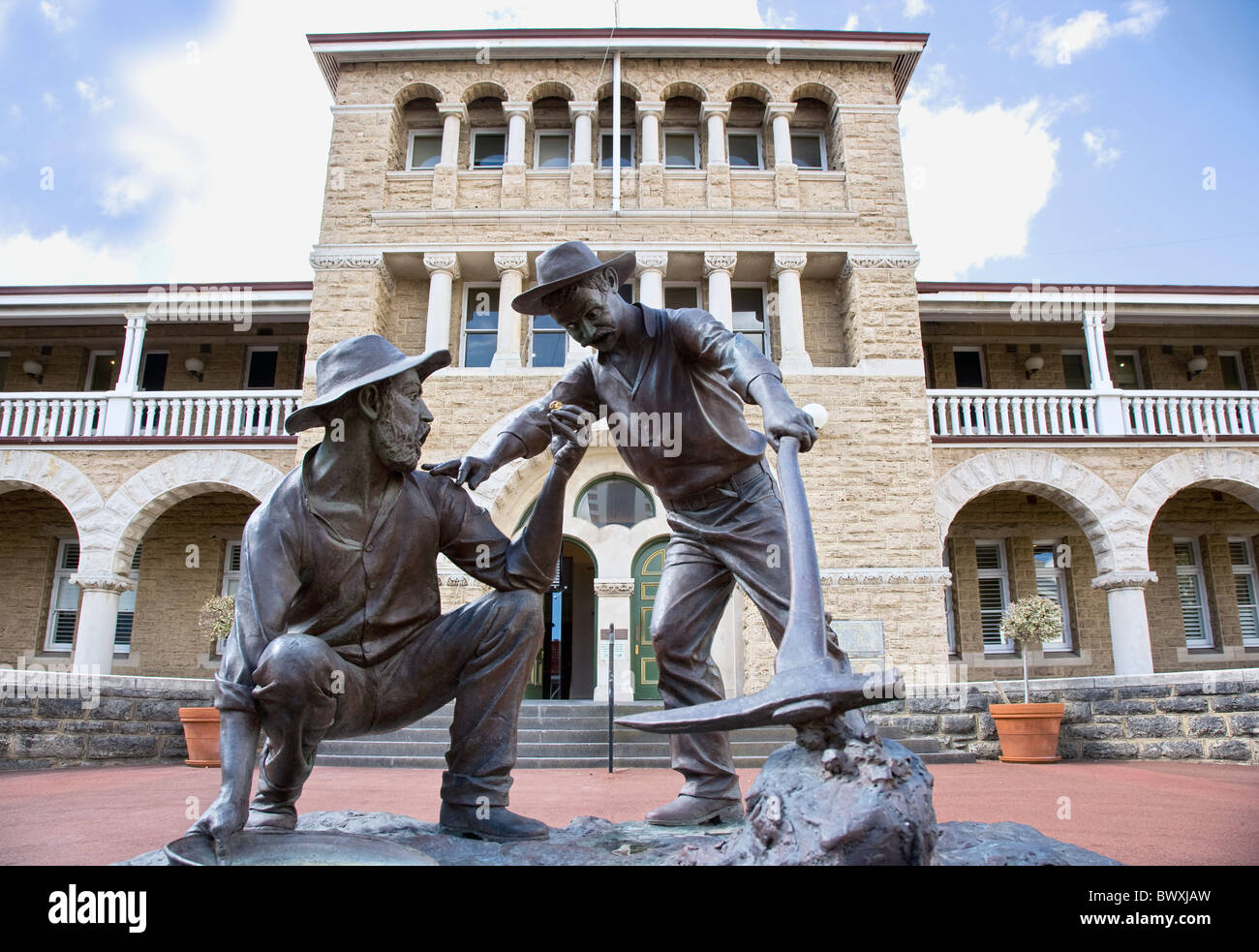 Old Timer Prospektoren auffallend gold in einer Bronze-Skulptur außerhalb der Perth Mint in West-Australien Stockfoto