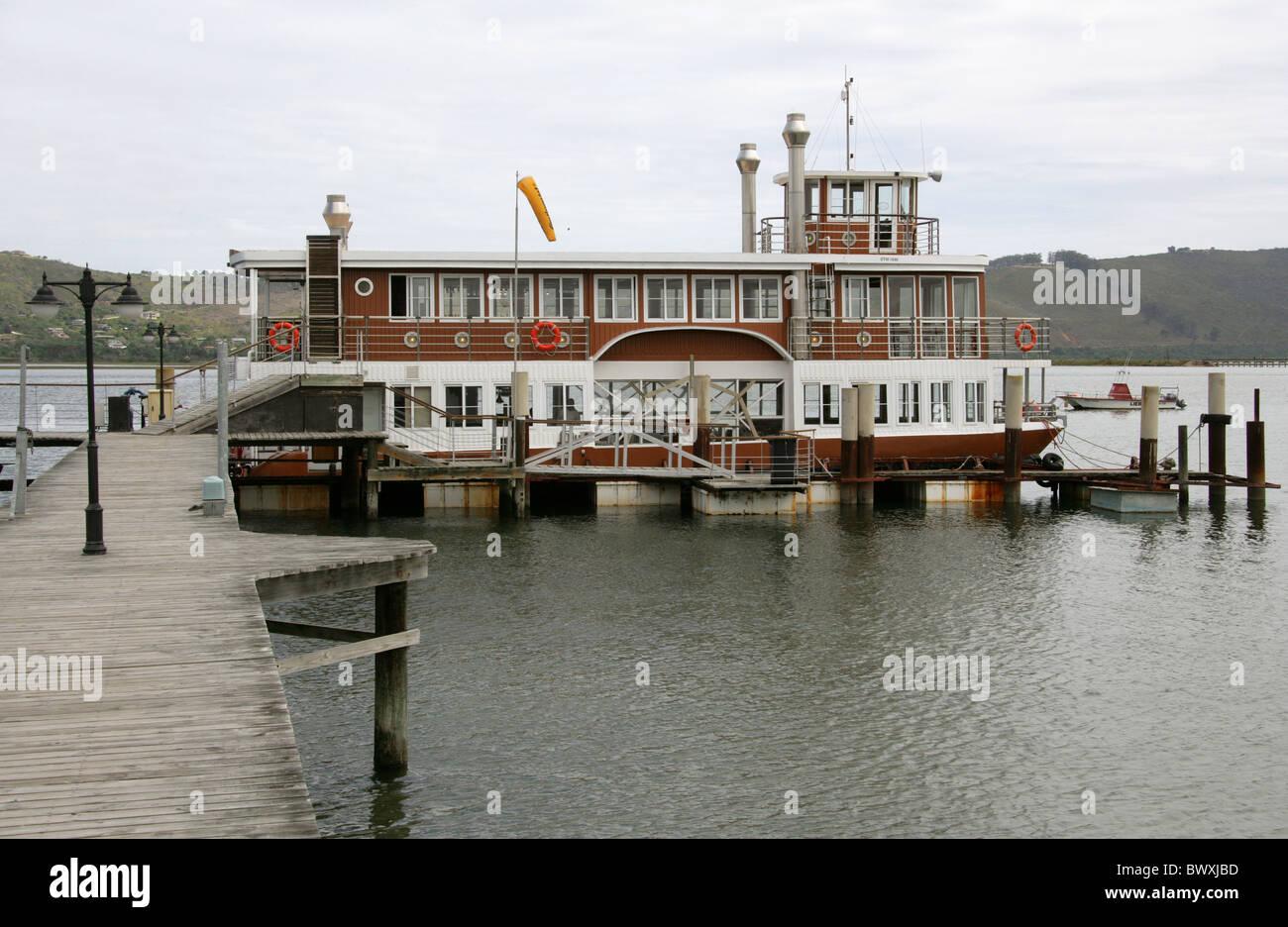 Touristenboot und Featherbed Nature Reserve in Hintergrund, Lagune von Knysna, Westkap, Südafrika. Stockfoto