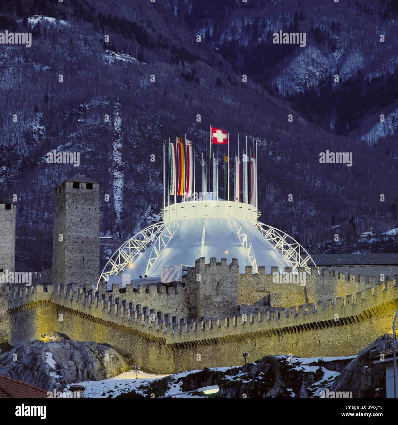 Schweiz Europa Tessin Bellinzona an Botta Zelt Burg Nachtbeleuchtung  Stockfotografie - Alamy