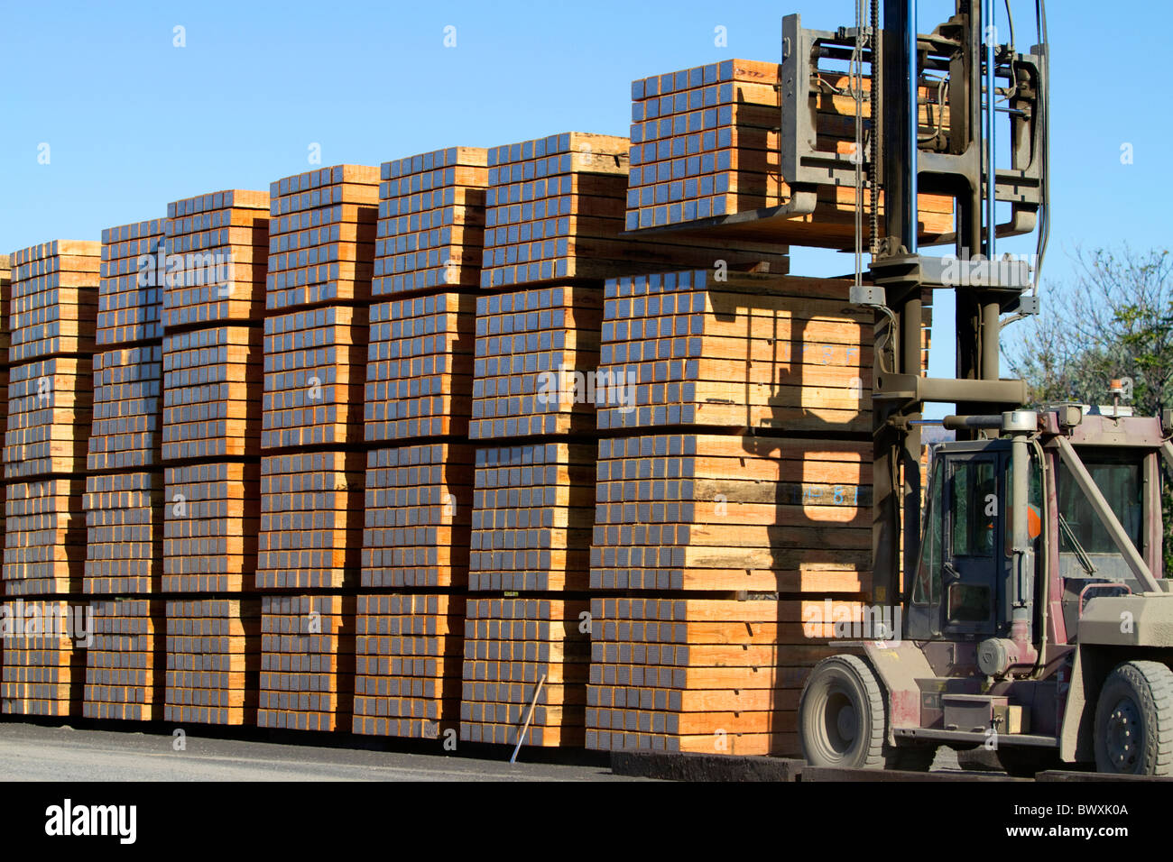 Eisenbahn-Krawatte manufacturing bei The Dalles, Oregon, USA. Stockfoto