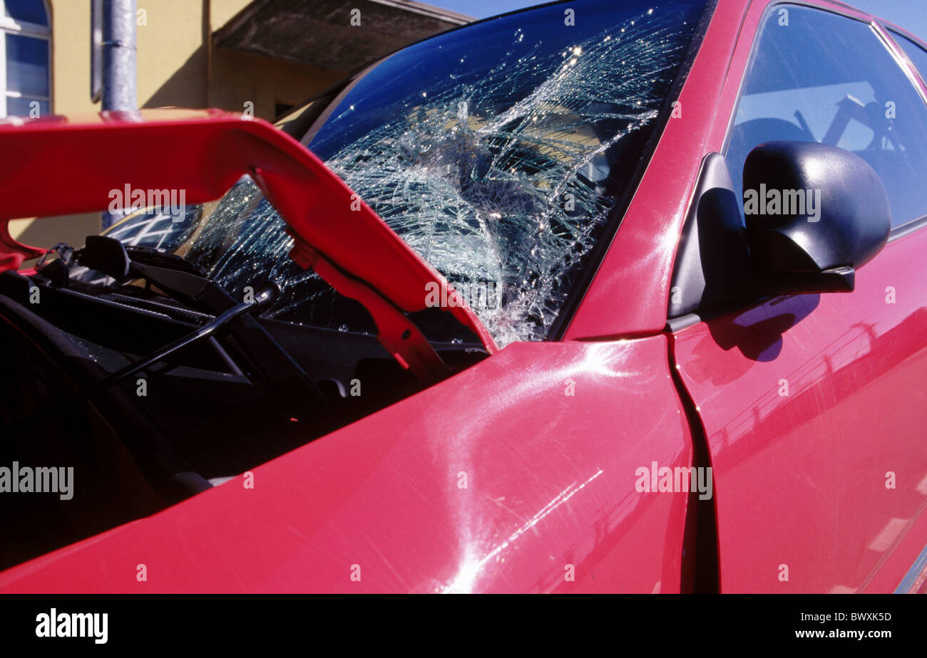 Auto Kfz Detail chill Motorhaube rot Schaden Schaden Schweiz Europa Verkehr Unfall Unfall windshie Stockfoto