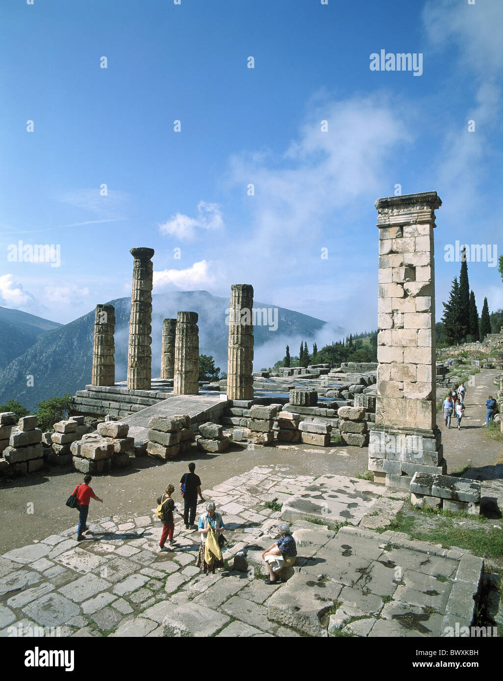 Apollo Tempel Delphi Griechenland Kulturstätten Spalten Touristen antike antike Ruinen Stockfoto