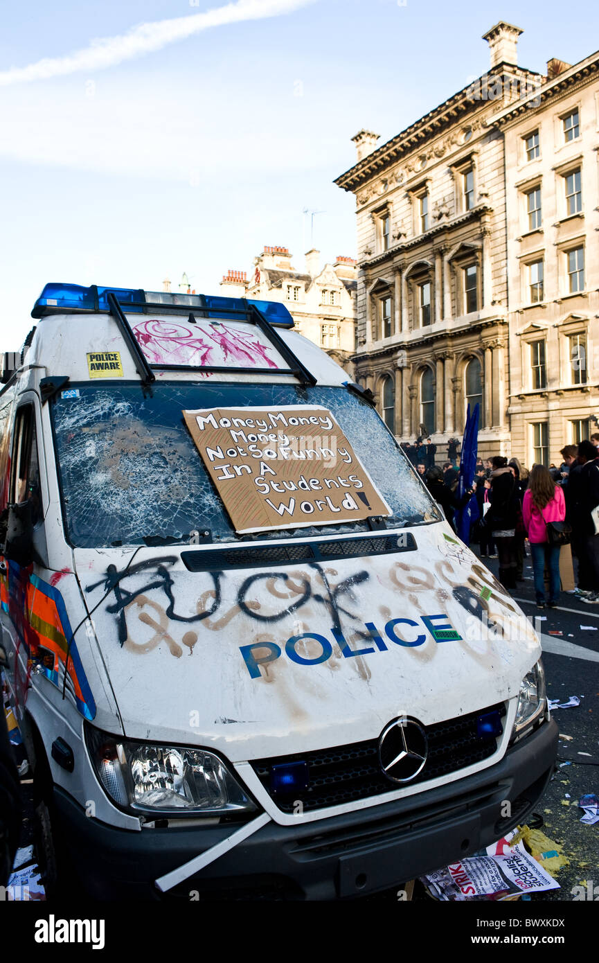 Eine ruiniert und verwüstet die Metropolitan Police Fahrzeug an einer Studentendemonstration in London. Stockfoto