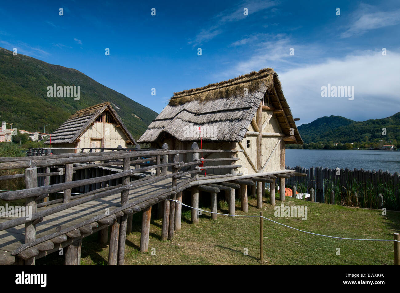 Italien, Veneto, Treviso, Cansiglio Hochebene, See Revine Nachbildung des Holzhaus mit Reetdach Stockfoto