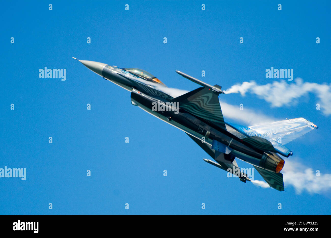 Belgische F-16A F16 Eastbourne Airbourne Airshow Air Show im Flug von rechts nach links mit Nachbrenner Leuchten am Heck Rauch Stockfoto