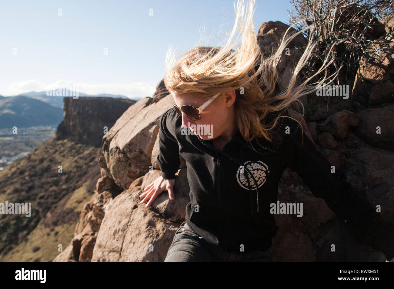 Mädchen auf Felsen in der Nähe von Tafelberg in Golden, Colorado USA Stockfoto