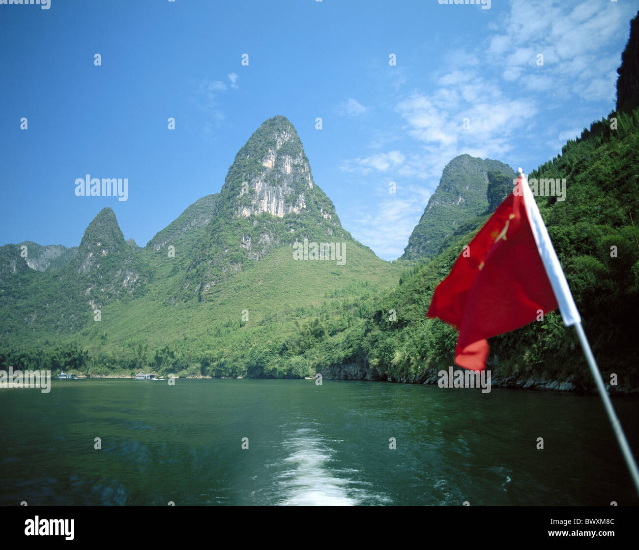 Berge-Boote China Asien Flagge banner Fluss Li Guangxi Guilin Bezirk Landschaft Stockfoto