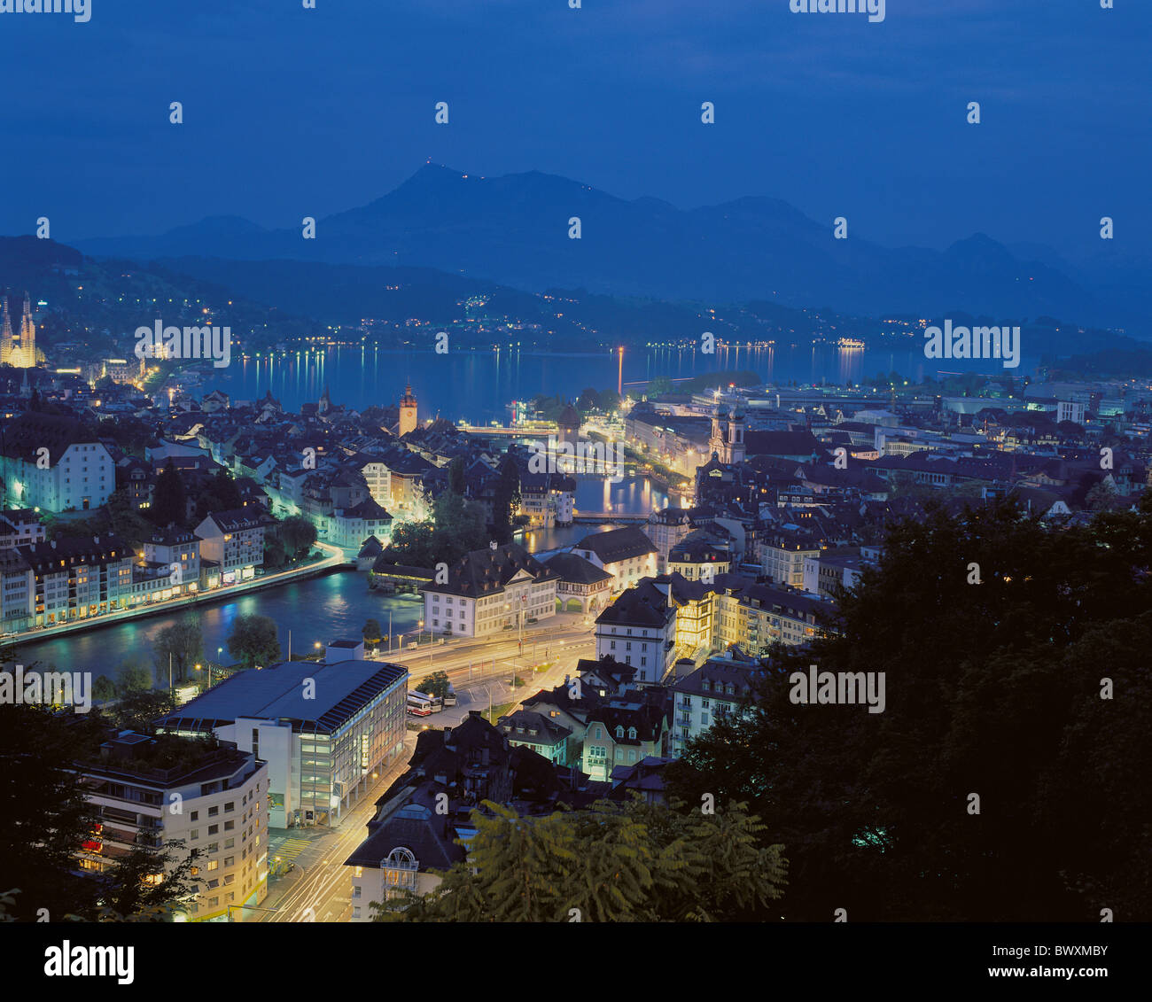 Schweiz Europa Stadt Luzern bei Nachtbeleuchtung Übersicht Stockfoto