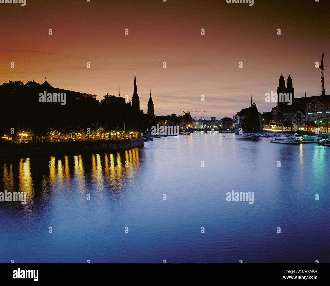 Schweiz Europa Stadt Zürich in der Nacht, die Limmatpanorama Kirchen skizziert Bauschanzli Beleuchtung afterglo Stockfoto