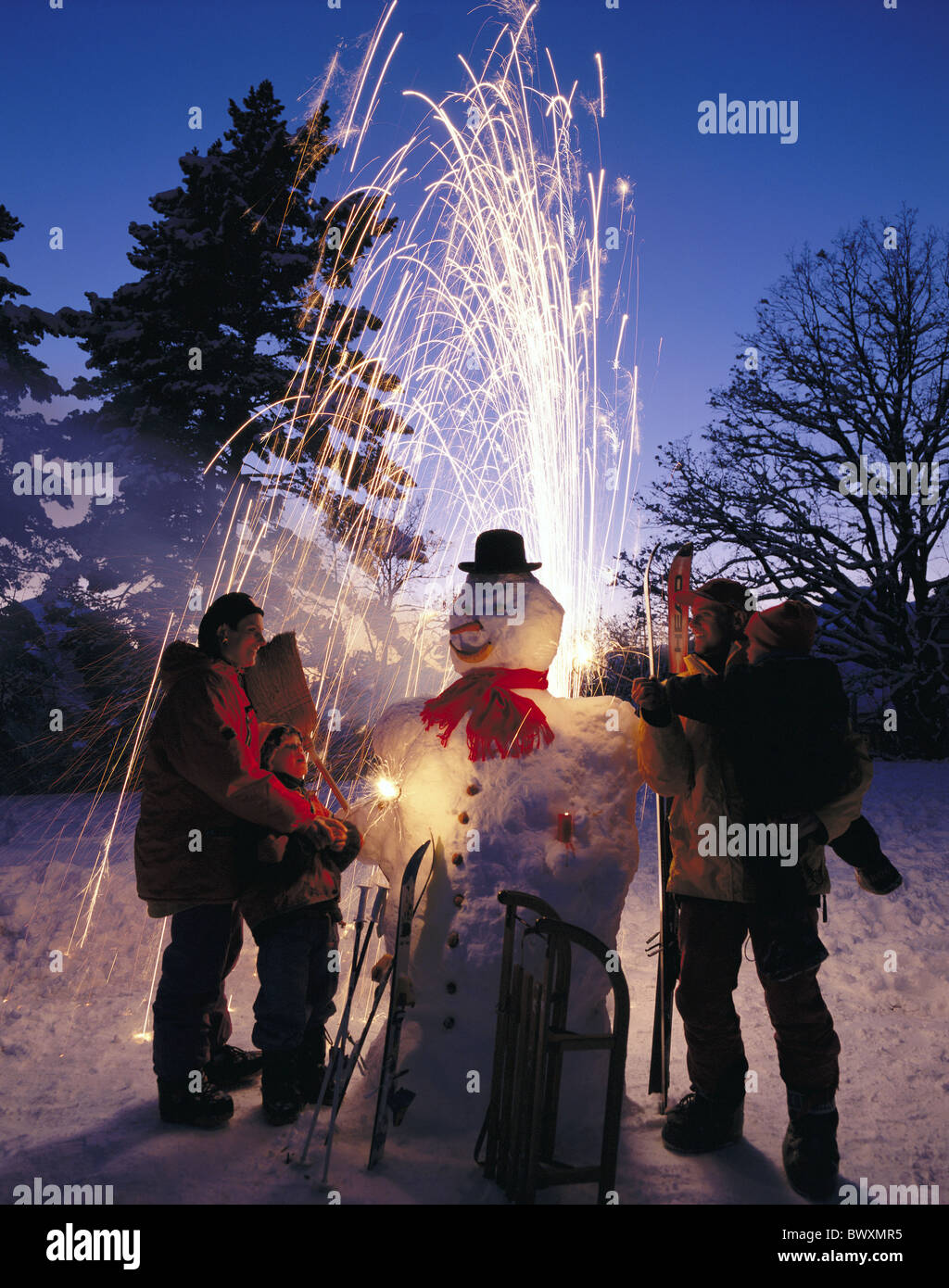 Weihnachten Urlaub Urlaub Silvester Eve Silvester Alpen Berge Schnee flare pyrotechnische Kerzen-Familie Stockfoto