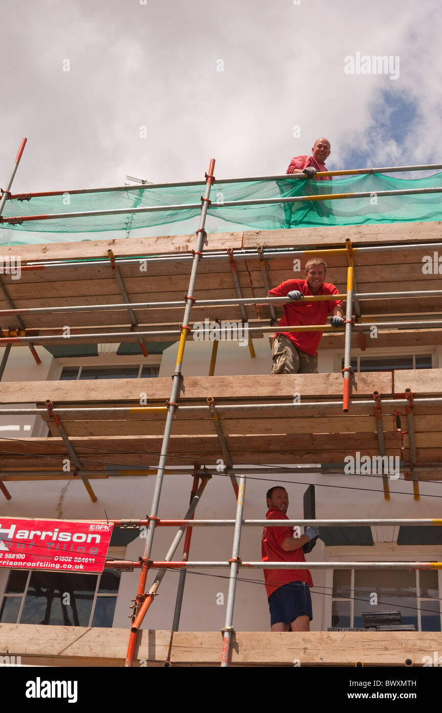 Dachdecker bei Arbeiten auf einem großen Haus in Southwold, Suffolk, England, Großbritannien, Uk Stockfoto