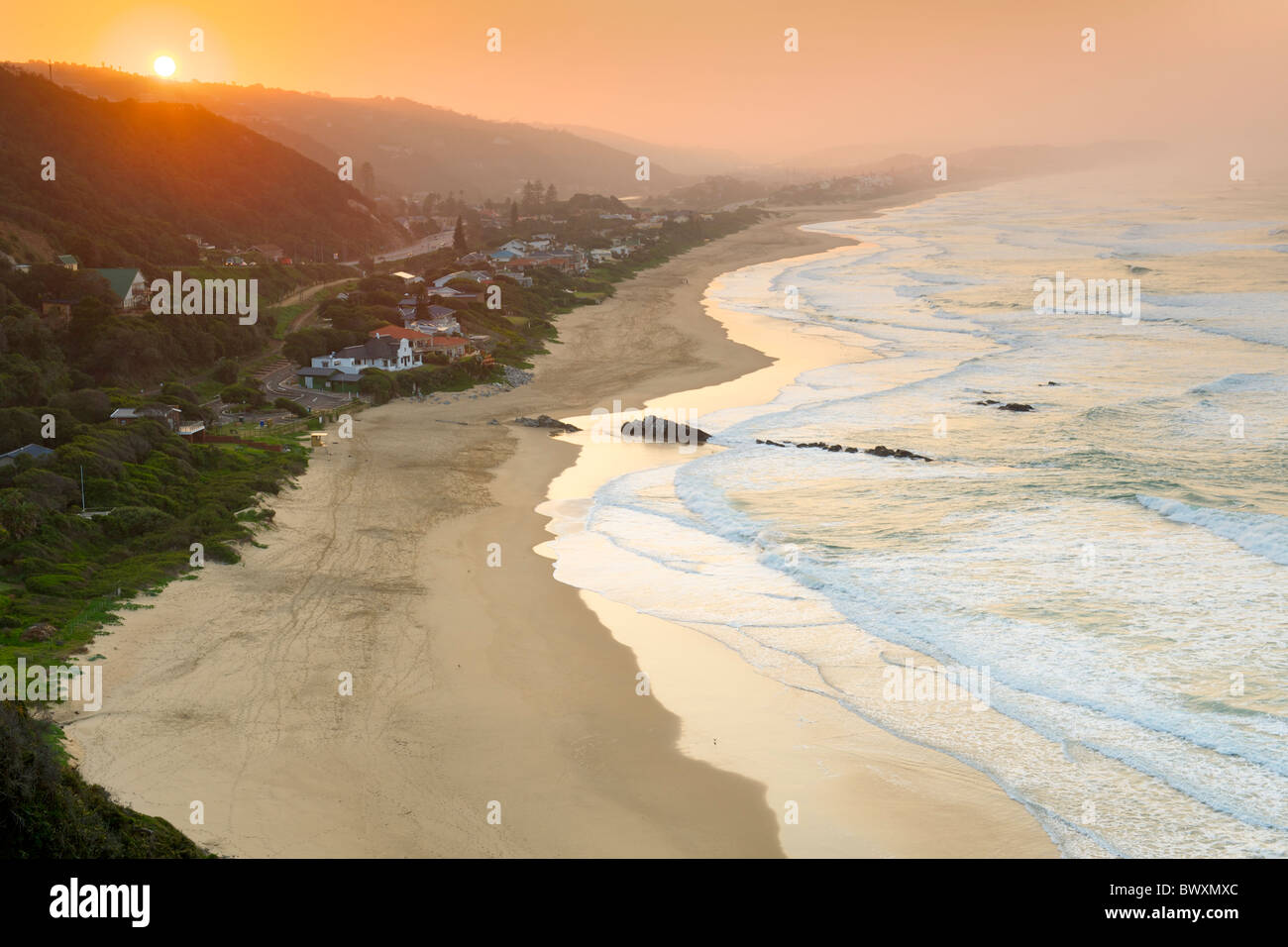 Blick auf den Strand und die Stadt Wilderness an der Garden Route in Südafrika die Provinz Western Cape. Stockfoto