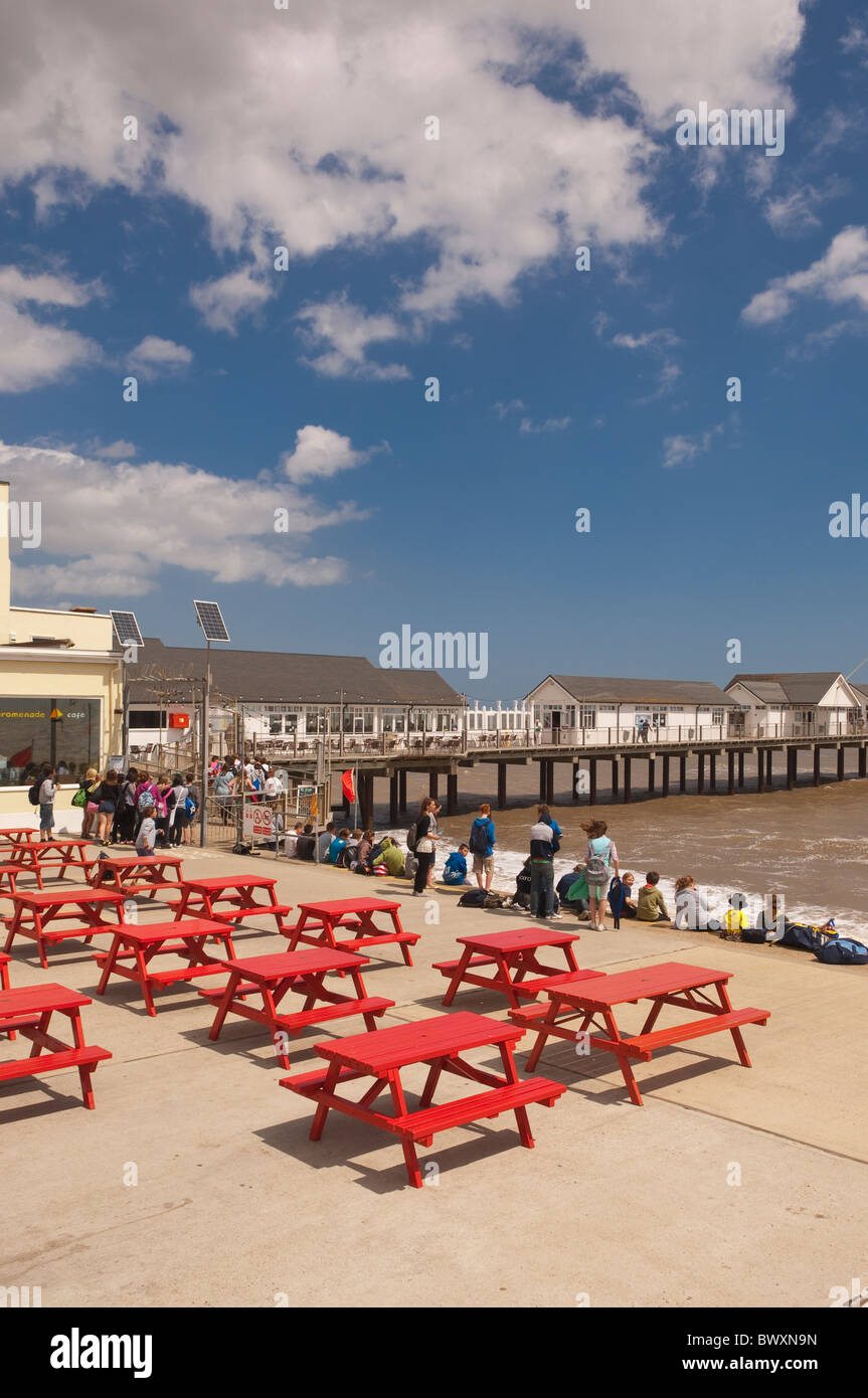 Menschen an der Seebrücke und am Strand in Southwold, Suffolk, England, Großbritannien, Uk Stockfoto