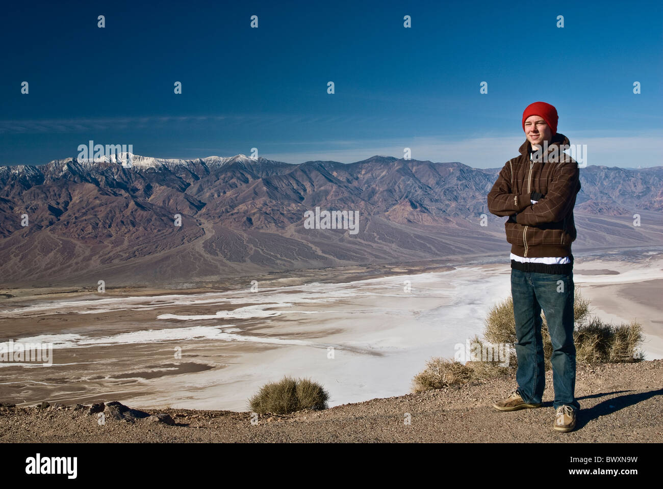 Jugendlicher Wanderer im Dantes View, Winter, Death Valley, Kalifornien, USA Stockfoto
