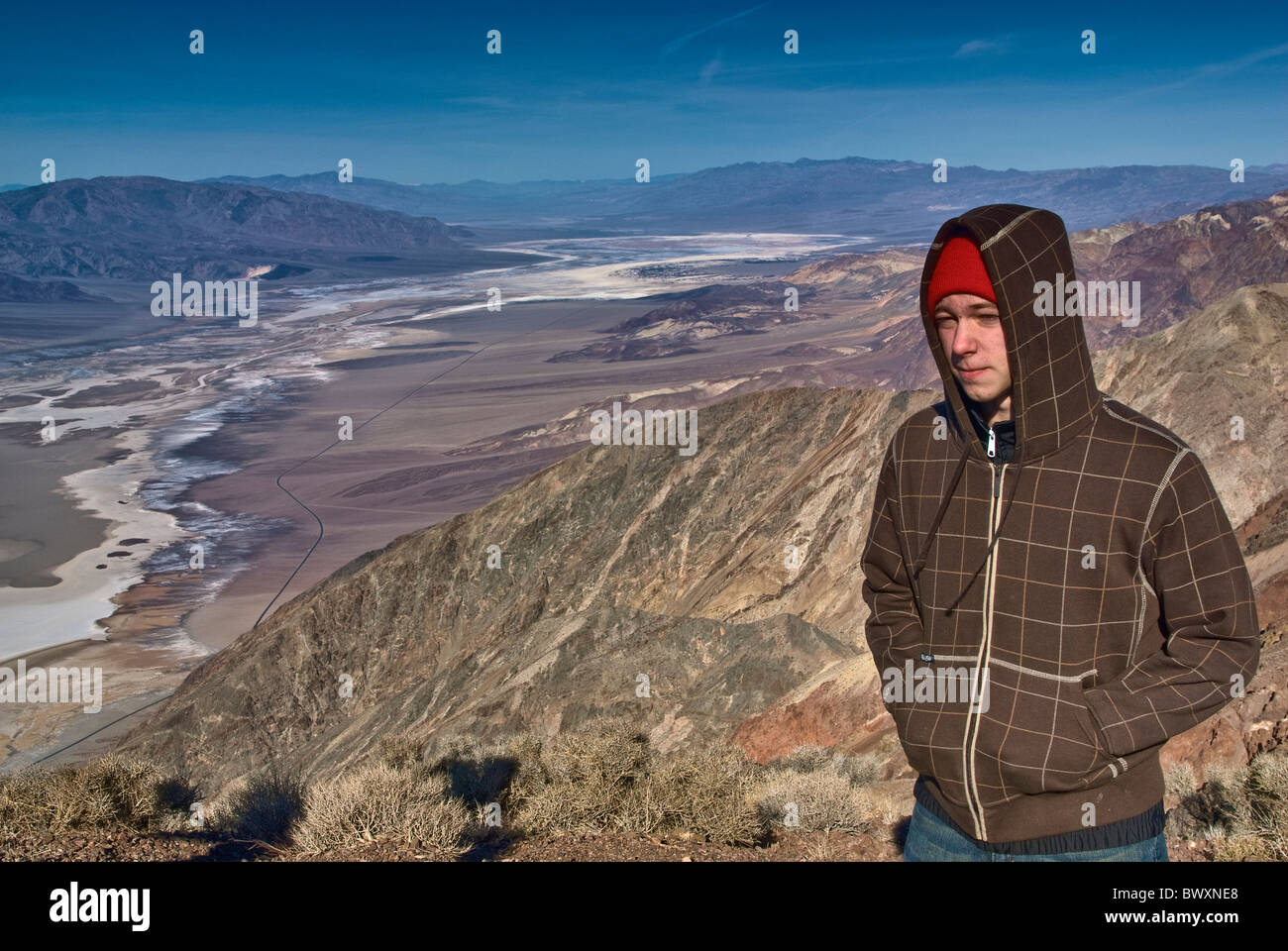 Jugendlicher Wanderer im Dantes View, Winter, Death Valley, Kalifornien, USA Stockfoto