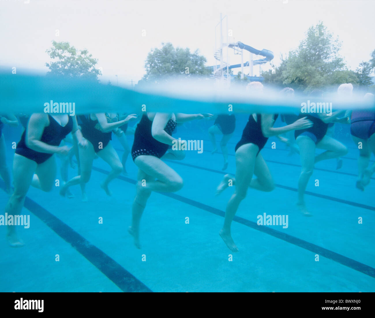 Fitness Wassergymnastik Bosse Senioren Schwimmbad Pool Wasserlinie Aquafit Kur Wellness Therapie Stockfoto