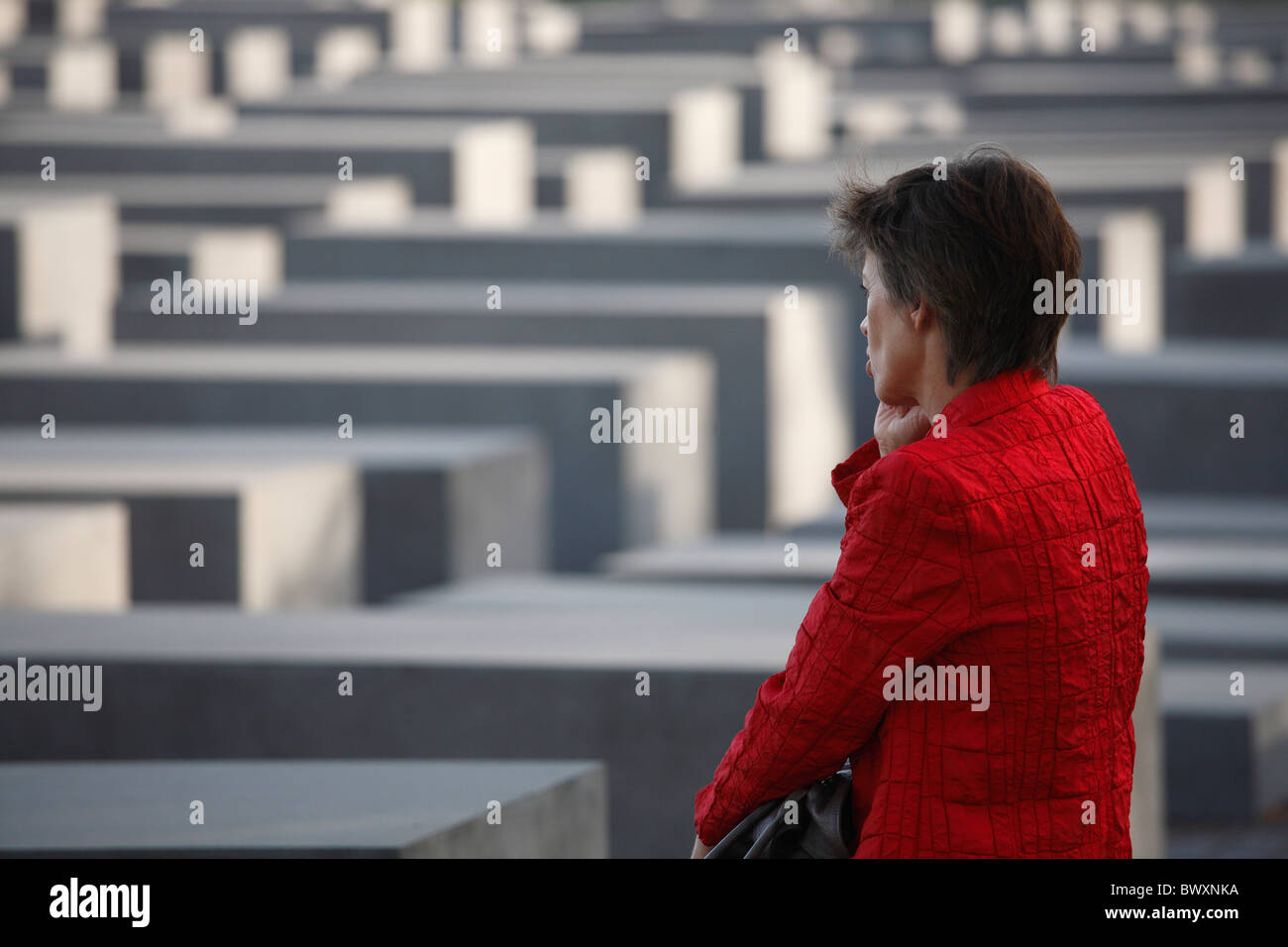Frau mit Handy am Denkmal für die ermordeten Juden Europas in Berlin, Denkmal Für Die Ermordeten Juden Europas Stockfoto