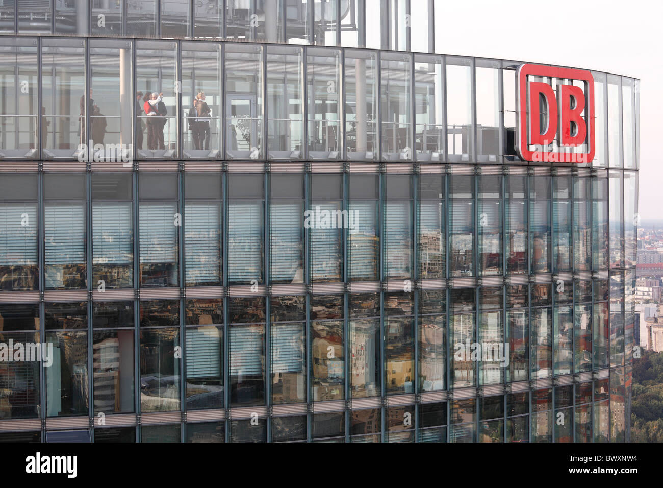 DB Tower mit Logo in Berlin, Deutschland Stockfoto